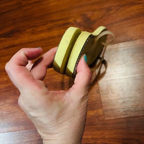 Juicy Couture Step into the sunshine Yellow flip flops 7 - Picture 9 of 12